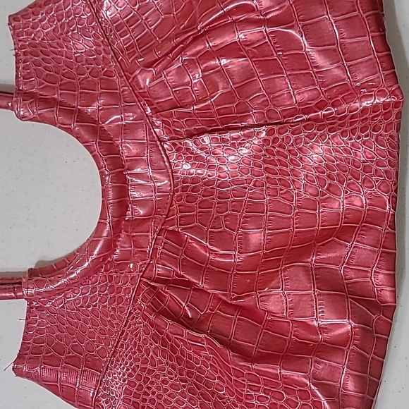 Elegant Pink Crocodile-Embossed Women's Bag - Picture 3 of 14